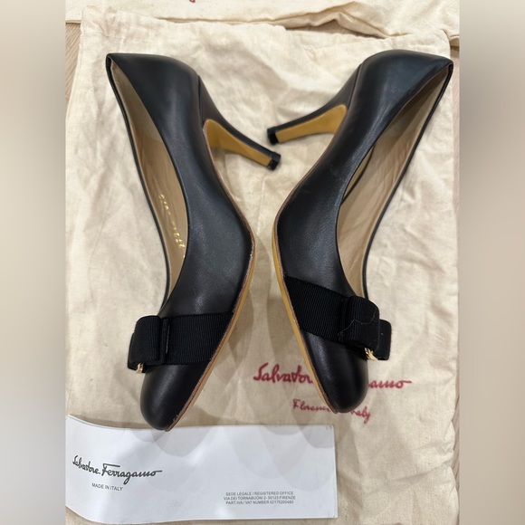 Black leather gold bow buckle Salvatore Ferregamo heels. Size 7 - Picture 6 of 6